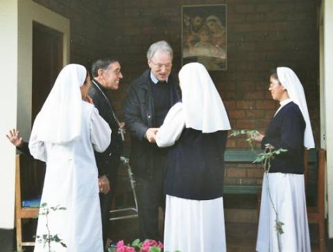 Bischof Emiliano und Pfarrer Schlede mit drei Schwestern des Asilo