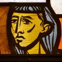 Johannes der Täufer bei der Taufe Jesu im Kirchenfenster im linken Querschiff