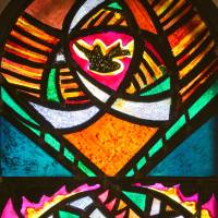 Maria über brennendem Dornbusch im Kirchenfenster im Chorraum