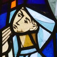 Maria Magdalena bei der Auferstehungsszene im Kirchenfenster im rechten...
