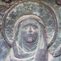 Maria in der Mandorla im Tympanon des Turmportals