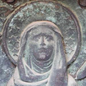 Maria in der Mandorla im Tympanon des Turmportals