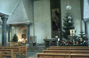 Altar der wiederaufgebauten Kirche mit dem Wandteppich "Lumen gentium"