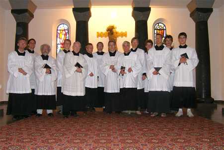 Die Choralschola im Chorraum der Kirche im Juli 2006