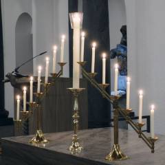 Tenebrae-Leuchter auf dem Altar