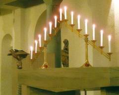 Tenebrae-Leuchter auf dem Altar