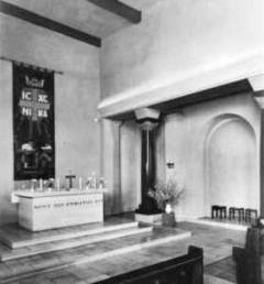 Zweiter Altar der Kirche im linken Querschiff