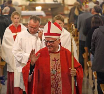 Erzbischof Heiner Koch beim Auszug nach dem Pontifikalamt am 14. September 2017 in der Pfarrkirche Mater Dolorosa