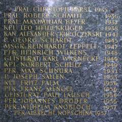 Gedenktafel auf dem Sankt-Matthias-Friedhof, Abteilung 5, Randstelle am Hauptweg, Nummer 3 a bis e