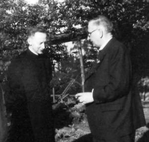 Pater Heinrich Kreutz mit Pfarrer Johannes Pinsk 1945 im Pfarrgarten