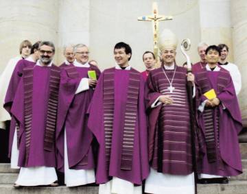 Nach der Priesterweihe von Pater Gregor Schmidt in der Sankt-Hedwigs-Kathedrale 2011