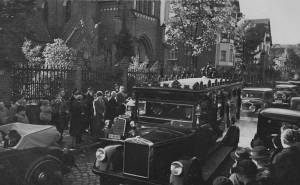 Trauerzug für Pfarrer Maximilian Beyer vor der Pfarrkirche Heilige Familie