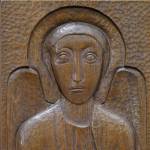 Engel auf dem linken Türflügel "Domus Dei" im rechten Seitenschiff