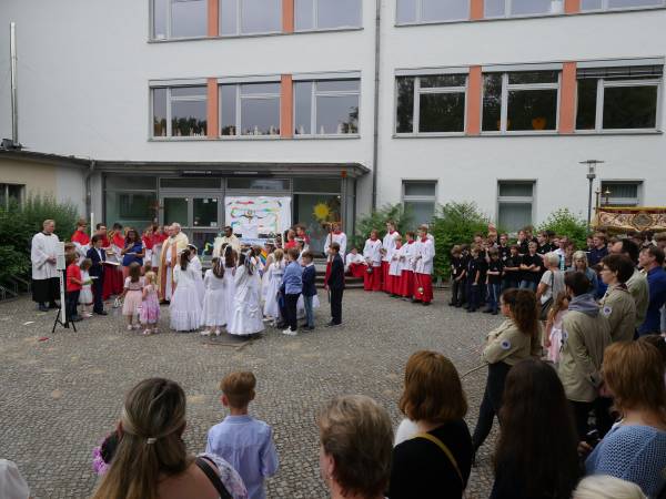 fronleichnamsprozession.3.6.2018.grundschule.am.koenigsgraben.jpg