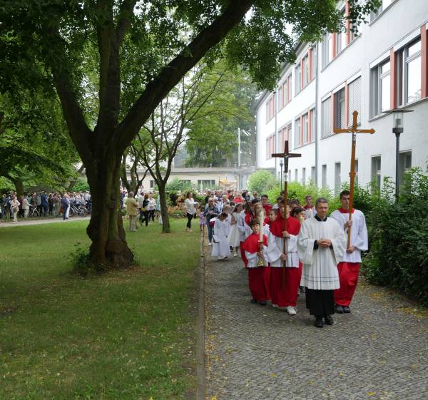 fronleichnamsprozession.3.6.2018.grundschule.koenigsgraben.a.jpg