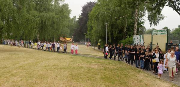 fronleichnamsprozession.3.6.2018.vereinigung.wiese.grundschule.koenigsgraben.jpg