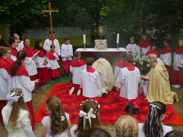 fronleichnamsprozession.3.6.2018.vierter.altar.jpg
