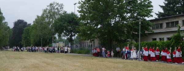 fronleichnamsprozession.3.6.2018.wiese.grundschule.koenigsgraben.jpg