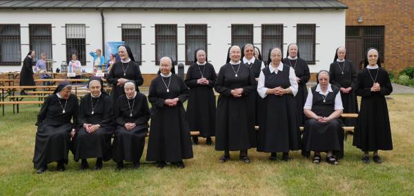 fronleichnamsprozession.3.6.2018.wiese.marienschwestern.jpg