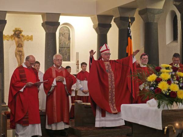 schlusssegen.erzbischof.koch.jpg