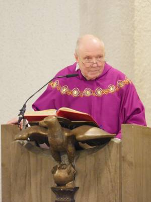 pfarrer.schmidt.80.geburtstag.ambo.2.jpg
