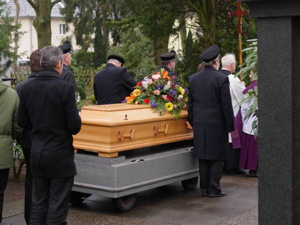 mechthild.haller.beerdigung.trauerzug.6.jpg
