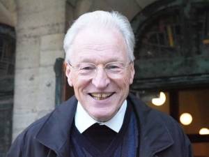 pfarrer.schlede.nach.der.messe.jpg