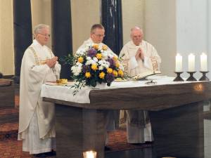 pfarrer.waehrend.des.sanctus.1.jpg
