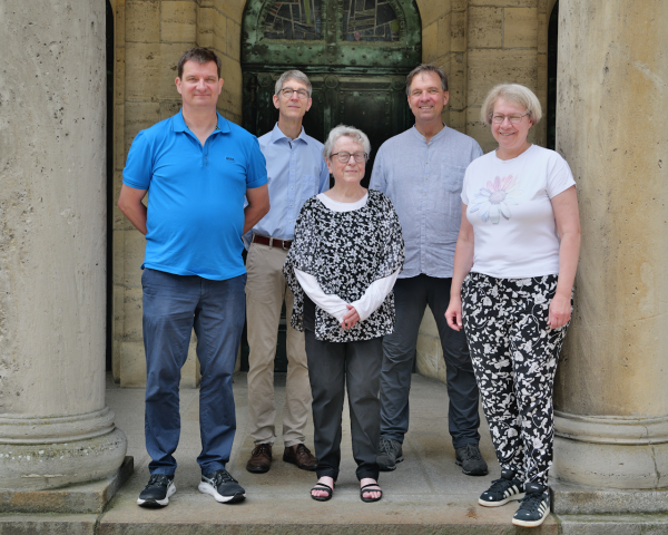 Der fünfköpfige Stiftungsrat im Juni 2026 vor dem Portikus der Kirche Mater Dolorosa (von links nach rechts): Gerald Trekler, Rudolf Hackenberg, Barbara Saß-Viehweger, Markus Bautsch, Sabine Kranefoer